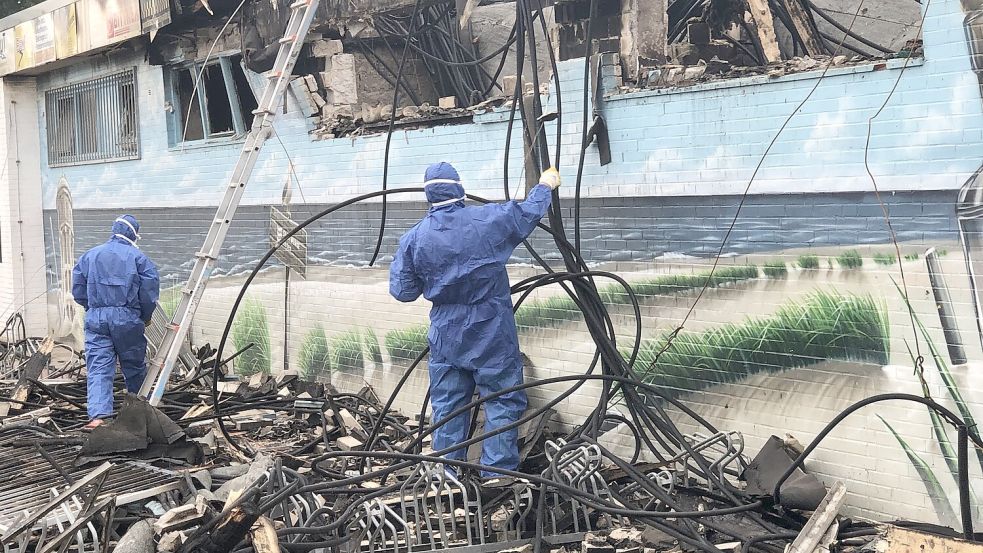 Kräfte eines Auricher Spezialunternehmens haben am Mittwoch damit begonnen, den vom Einsturz gefährdeten Gebäudeteil des Van-Ameren-Bades in Emden abzusichern. Foto: H. Müller