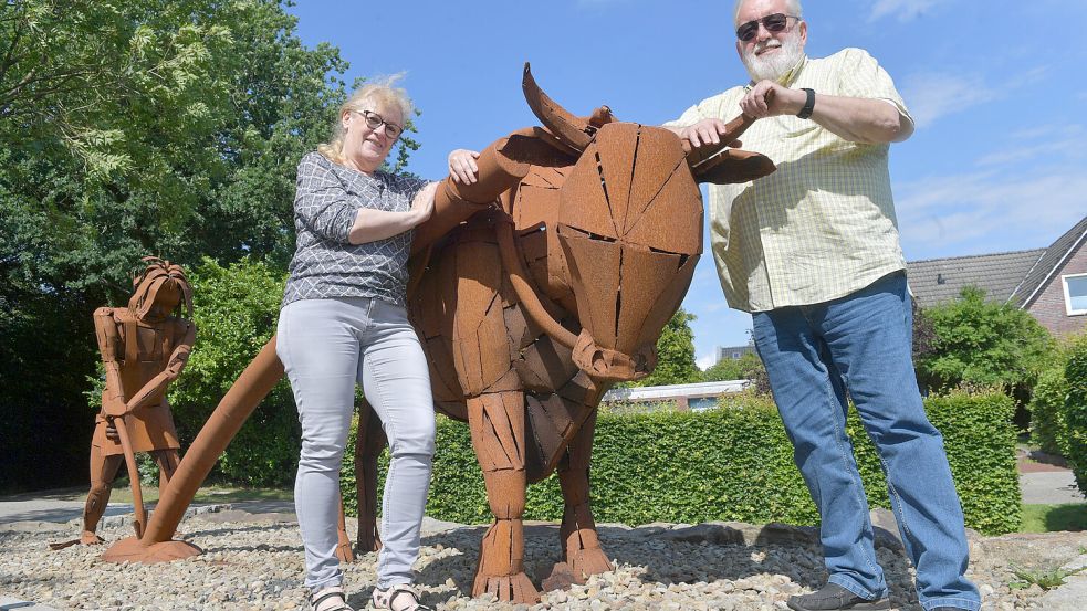 Ortsbürgermeisterin Monika Gronewold mit ihrem Stellvertreter Holm Eggers vor dem Denkmal für den Pflug von Walle. Fotos: Ortgies