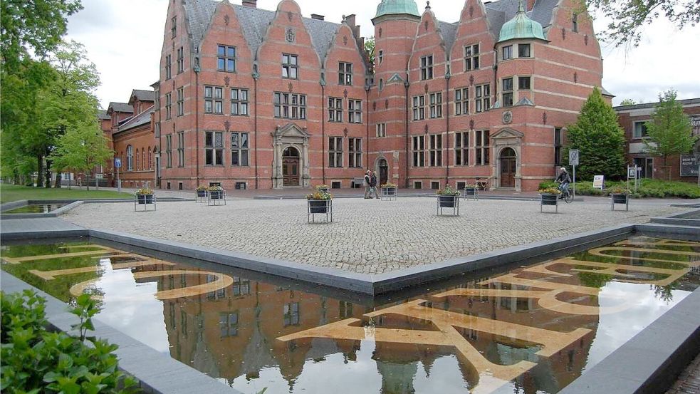 So könnte es aussehen: In den Hafenbecken am Bürgermeister-Müller-Platz spiegelt sich das Gebäude der Ostfriesischen Landschaft. Foto: Archiv/Luppen