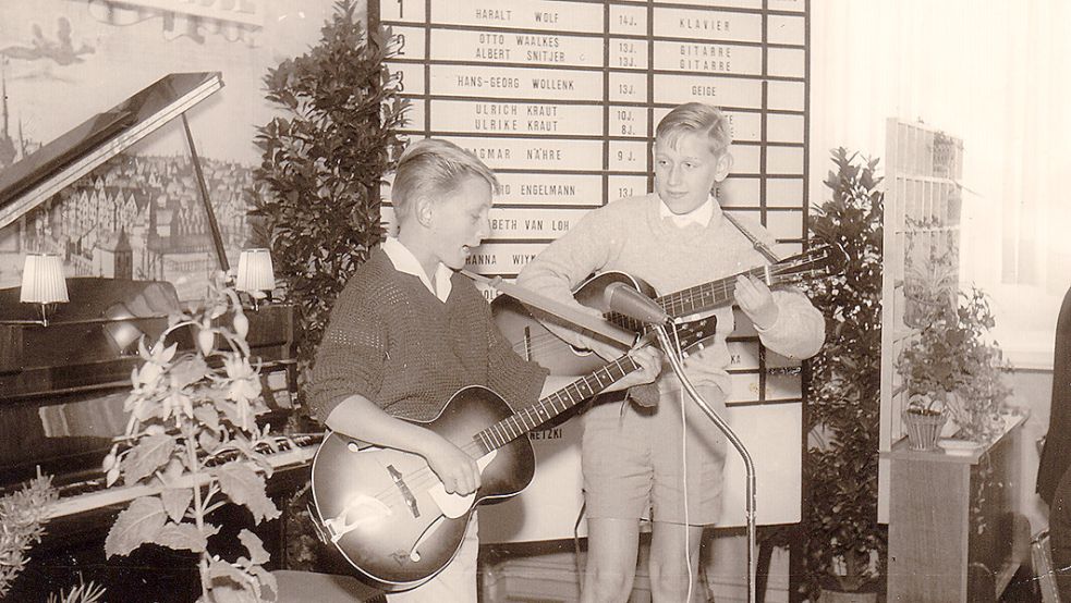Otto Waalkes (links) trat als Elfjähriger zusammen mit Albert Snitjer bei einem Musikwettbewerb bei Hertie auf. Sie belegten den zweiten Platz. Foto: Archiv