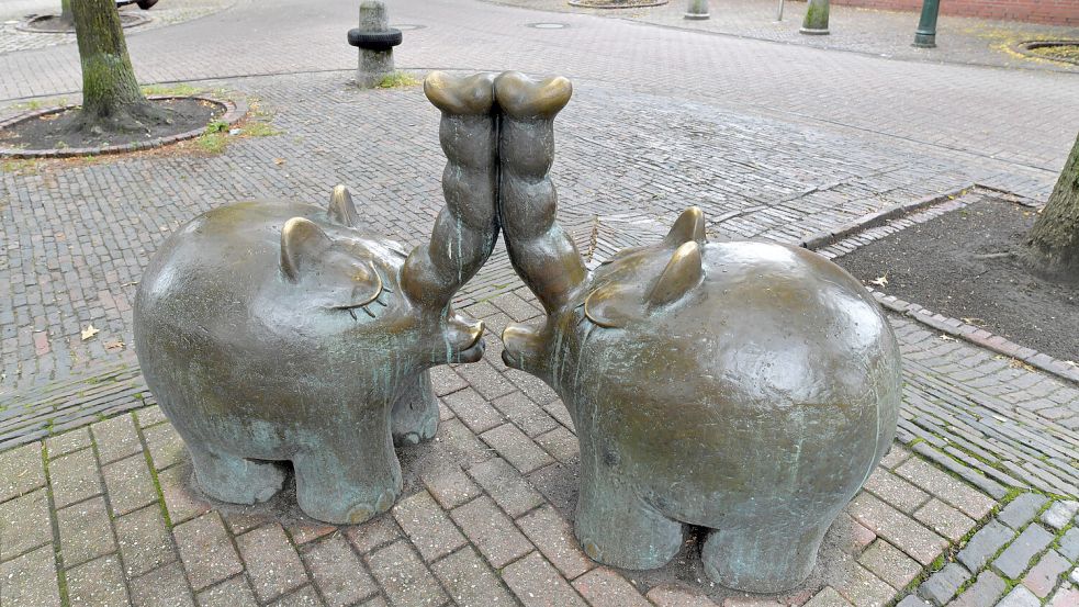 Die sich küssenden Ottifanten stiftete Otto Waalkes seinem Stadtteil 1987. Foto: Ortgies/Archiv