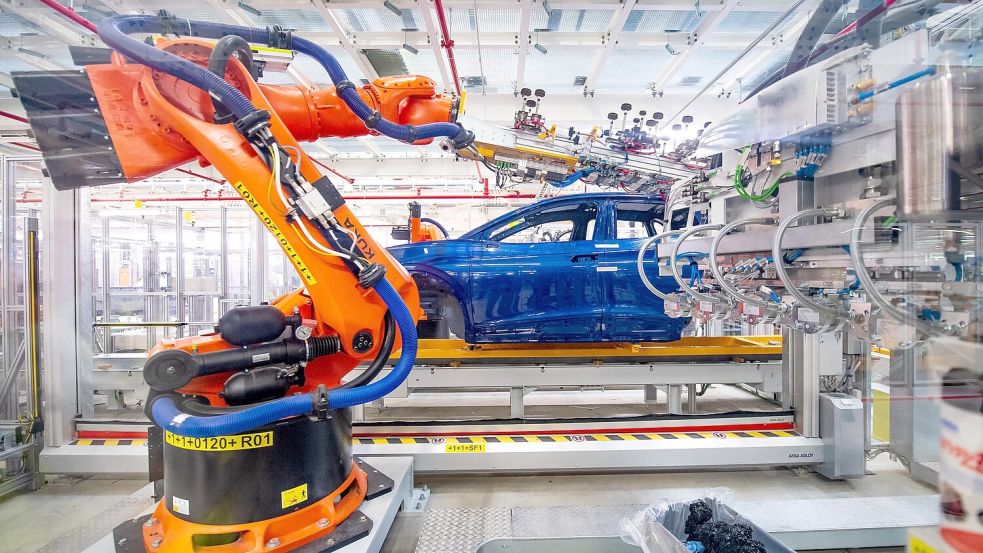 Roboter montieren im Emder VW-Werk Bauteile des ID.4. Das E-Modell wird seit dem vergangenen Jahr am Standort gefertigt. Foto: Schuldt/DPA