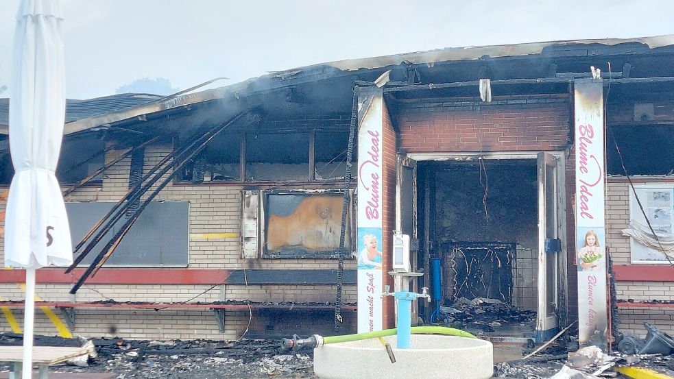 Ab etwa 4 Uhr brannte es in dem Freibadgebäude mit den Umkleiden und der Kasse lichterloh. Gegen 8.30 Uhr war das Feuer erst gelöscht. Foto: Hanssen