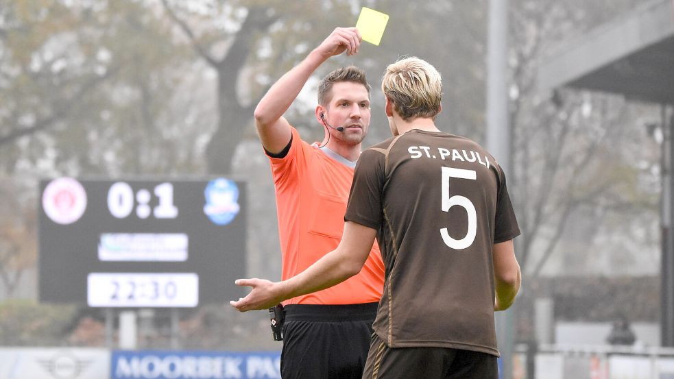 Timo Daniel leitete hier ein Regionalligaspiel zwischen dem FC St. Pauli II und Phönix Lübeck. Der Emder zeigte Peer Julius Mahncke die Gelbe Karte. Foto: Imago