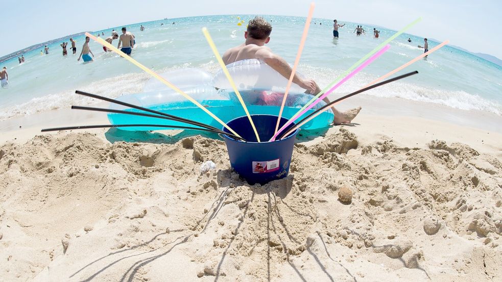 Eimersaufen war auf Mallorca lange sehr beliebt, bis die mallorquinische Regierung dies verboten hat. Wegen der oftmaligen Saufexzesse, verlangen viele Gastronomen härtere Einschränkungen. Foto: dpa/Julian Stratenschulte