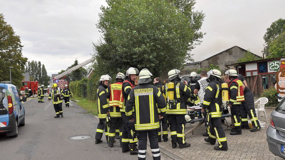 Etwa 100 Einsatzkräfte sind vor Ort. Foto: Wolters