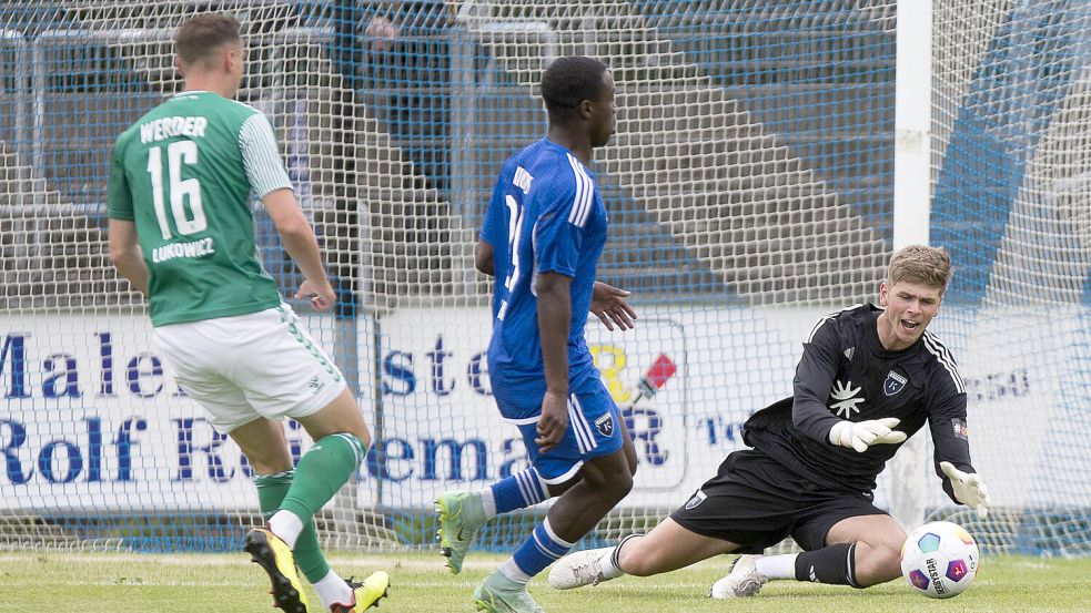 Torwart Moritz Onken kam bei Kickers im Testspiel gegen Werders Reserve zum Einsatz. Nun soll er fest verpflichtet werden. Foto: Doden, Emden