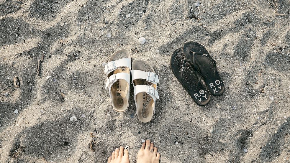 Birkenstocks und Flipflops sind im Sommer beliebt. Foto: Unsplash.com/Sofia Neumann