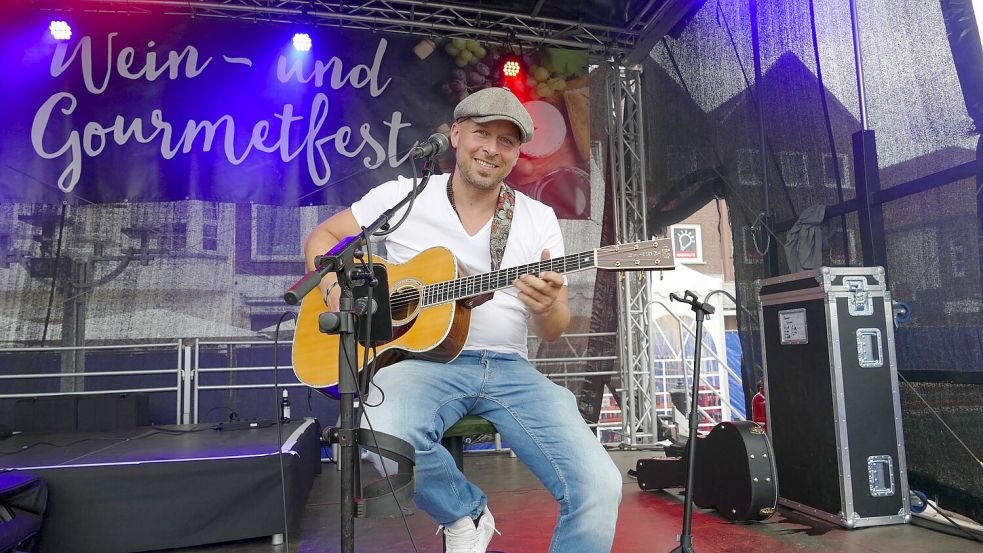 „Bei mir gilt ein Wort noch etwas“, meint Oliver Jüchems hier bei seinem Auftritt auf dem Auricher Weinfest. Foto: Jürgens