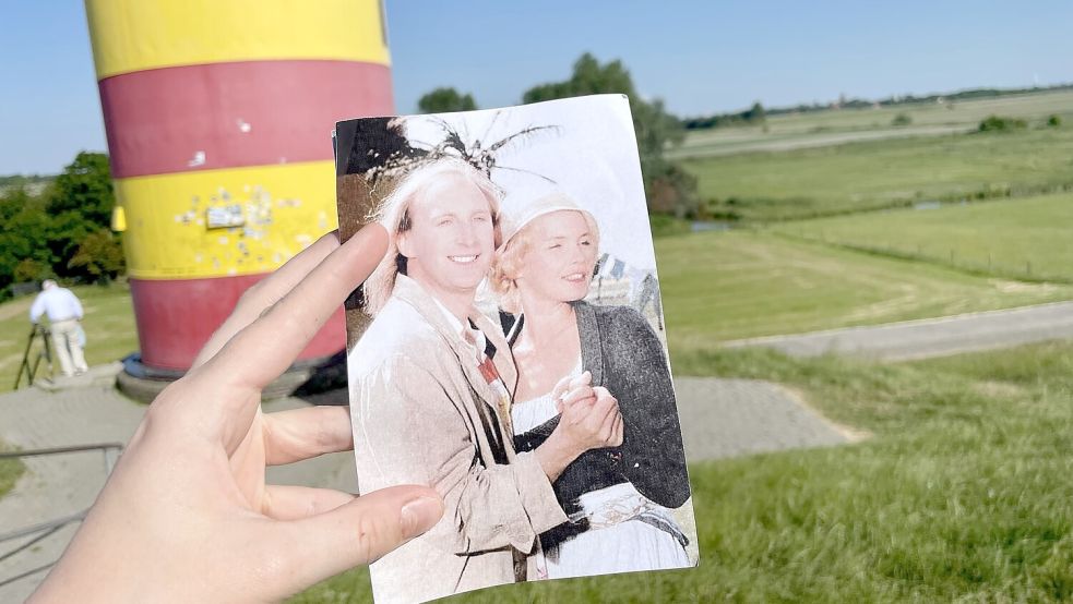Frauke und Otto vor dem Pilsumer Leuchtturm. Foto: Weiden