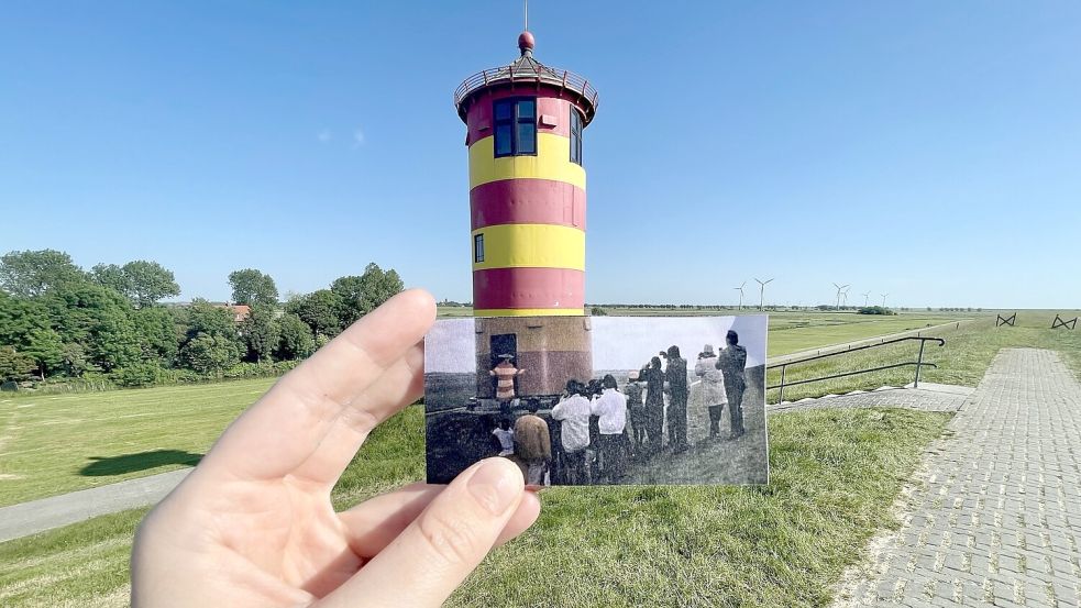 Eine Touristen-Gruppe aus dem Film vor dem Pilsumer Leuchtturm. Foto: Weiden