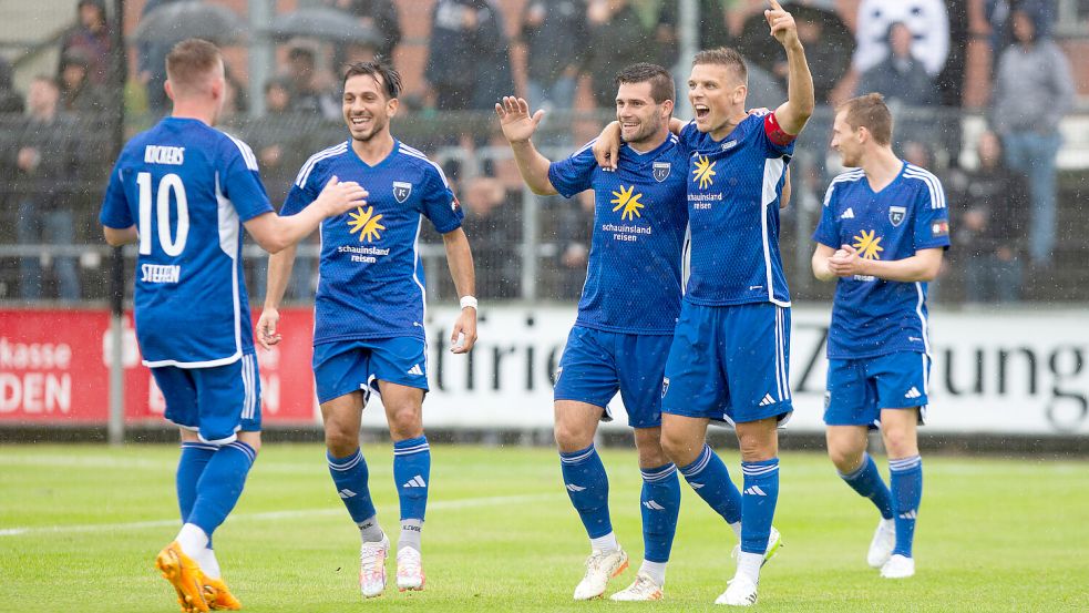 Der Jubel nach der Emder 1:0-Führung: Tido Steffens (Dritter von rechts) hatte mit einem Heber getroffen.