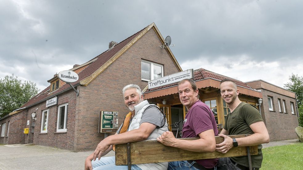 Vor dem Dorfgemeinschaftshaus sitzen (von links) Ortsbürgermeister Gerhard Wulff, Jörg Kulke vom Dörpverein und der stellvertretende Ortsbürgermeister Stefan Scheller. Fotos: Ortgies