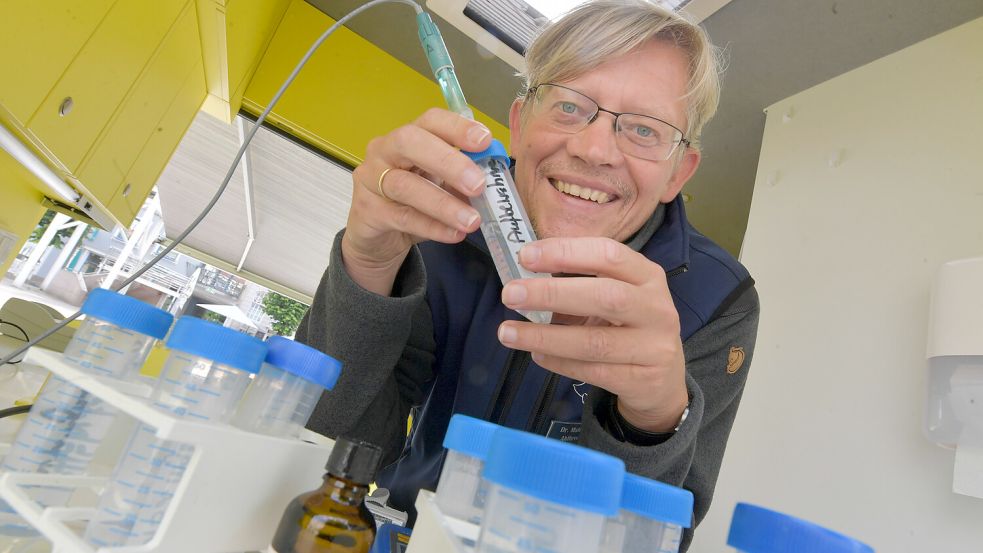 Dr. Matthias Ahlbrecht analysiert im Labormobil seines Vereins Wasserproben mit unterschiedlichen Sonden.