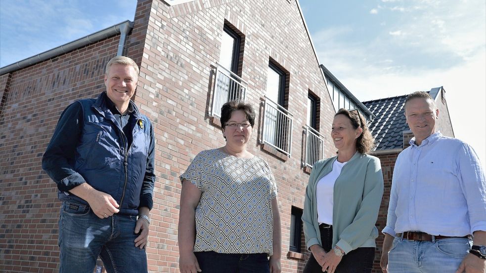 Auf die Besucher beim Tag der offenen Tür freuen sich (von links) Ulf Thiele (Vorsitzender des Fördervereins), Sandra Groth (Pflegedienstleiterin der Diakoniestation), Sylvia Dojen (Leiterin des Schutzengel-Huus) und Bauplaner Hermann Pleis. Foto: Lüppen