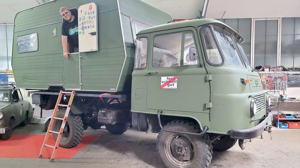 Max Cornelius hat diesen Robur, einen Ost-Lastwagen, in einen Camper verwandelt. Das Projekt ist eines von vielen, dass das Filmteam in Friedeburg für Dmax begleitet. Fotos: Ullrich
