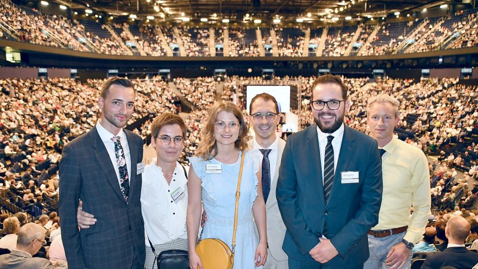 Können wieder lächeln: Die Überlebenden des Amoklaufs beim Sommertreffen von Jehovas Zeugen in der Hamburger Barclays Arena: Marcel (von links), Fee, Mary, Kevin, Julien und Jonathan. Foto: Yannick Kitzinger