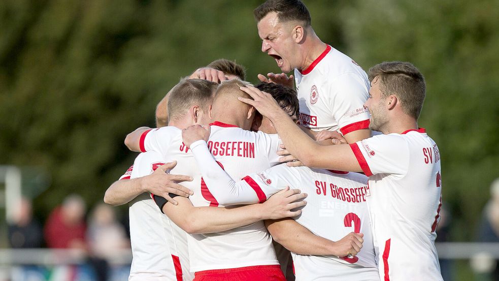 Die Jubeltraube nach dem 1:0: Auch Abwehrchef Sven Adam (oben) kam zum Feiern dazu. Fotos: Doden, Emden