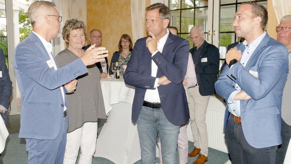 Cord Neemann, Mitglied des Präsidiums der Industrie- und Handelskammer Ostfriesland/Papenburg sowie Chef des gleichnamigen Unternehmens in Leer-Logabirum (vorn, links), trägt dem niedersächsischen Wirtschaftsminister Olaf Lies (SPD, vorn, zweiter von rechts) die „Juckepunkte“ vor, die die lokale Wirtschaft plagen. Mit auf dem Foto: Elke Frerichs (vorn, zweite von links), ebenfalls IHK-Präsidiumsmitglied und Eigentümerin des Hotels Lange in Leer, sowie der SPD-Landtagsabgeordnete Nico Bloem aus Weener (vorn, rechts). Foto: Wieking