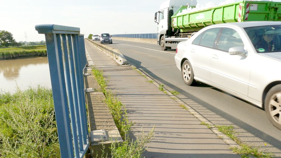 Der starke Verkehr, vor allem schwere Fahrzeuge, die über die Leda-Brücke in Leer fahren, bereitet allen Sorgen. Denn der Altbau ist seit vielen Jahren marode. Foto: Wieking