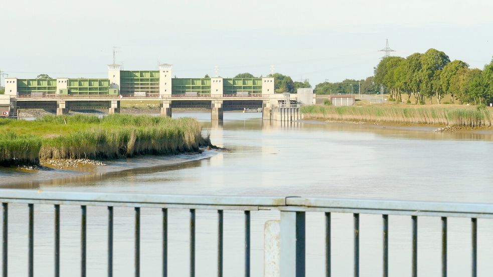 Blick von der Ledabrücke in Richtung Ledasperrwerk in Leer. Foto: Wieking