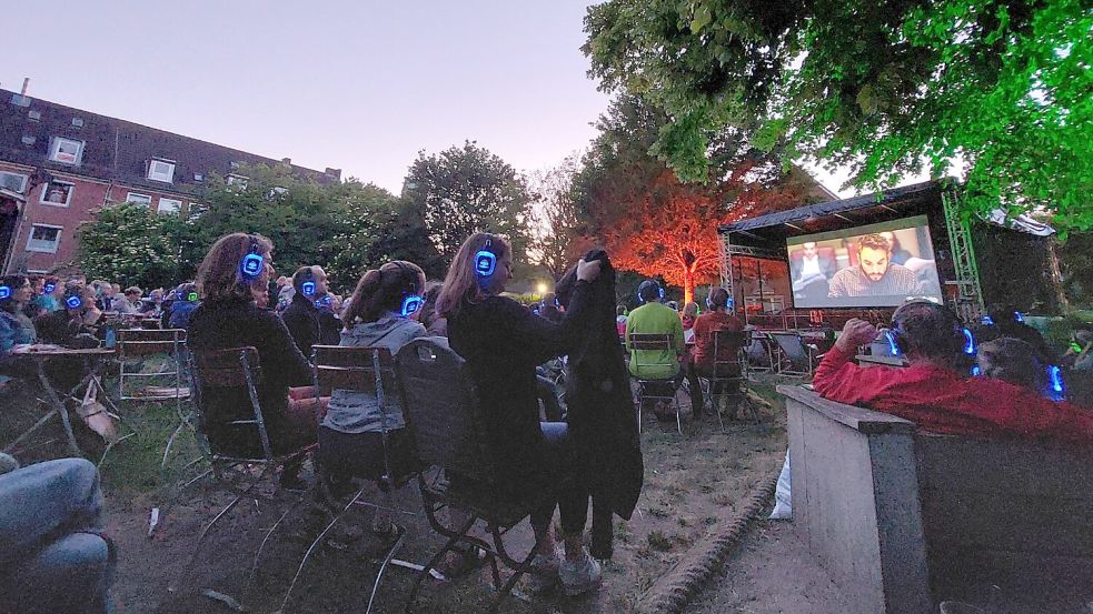 Schon im Rahmen des Filmfests wurde die Bühne auf dem Stephansplatz in diesem Jahr mit einem „Silent Kino“ eingeweiht. Jedes Wochenende gibt es dort weiterhin ein vielseitiges Programm voll Musik und Kultur. Foto: Hanssen/Archiv