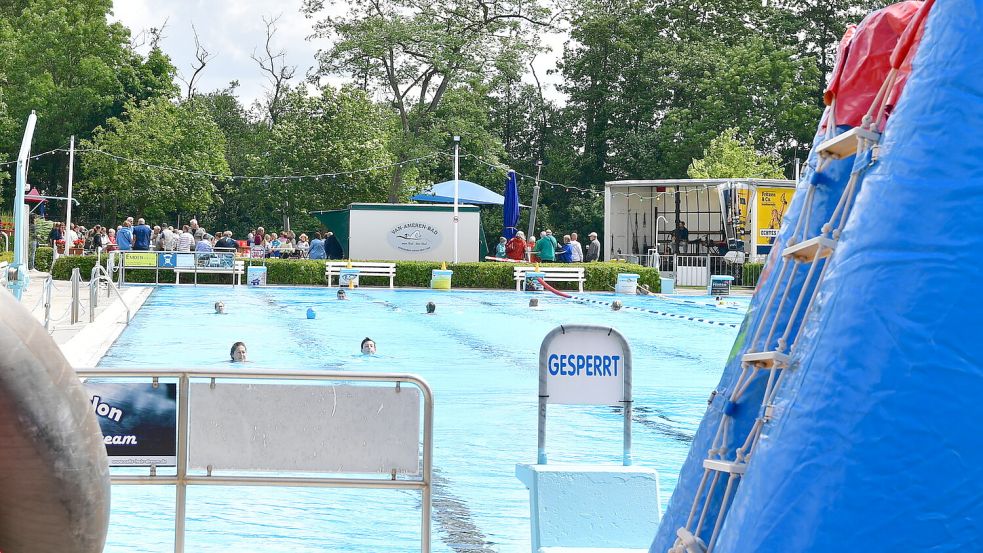 Hier war die Welt noch in Ordnung: Das Foto entstand bei der Feier zum 30. Geburtstag des Fördervereins vom Van-Ameren-Bad. Trotz des Feuers am 11. Juli wird es im August aber das "Mitternachtsschwimmen" mit Livemusik und Cocktails geben. Foto: Wagenaar/Archiv