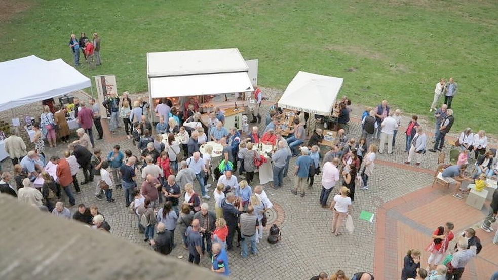 2018 hat es zum ersten Mal an der Vrouw-Johanna-Mühle ein Weinfest gegeben. Es wurde ein großer Erfolg. Im Folgejahr versaute viel Regen die Bilanz, dann kam Corona. Jetzt geht es in eine neue Runde. Foto: Harms/Archiv
