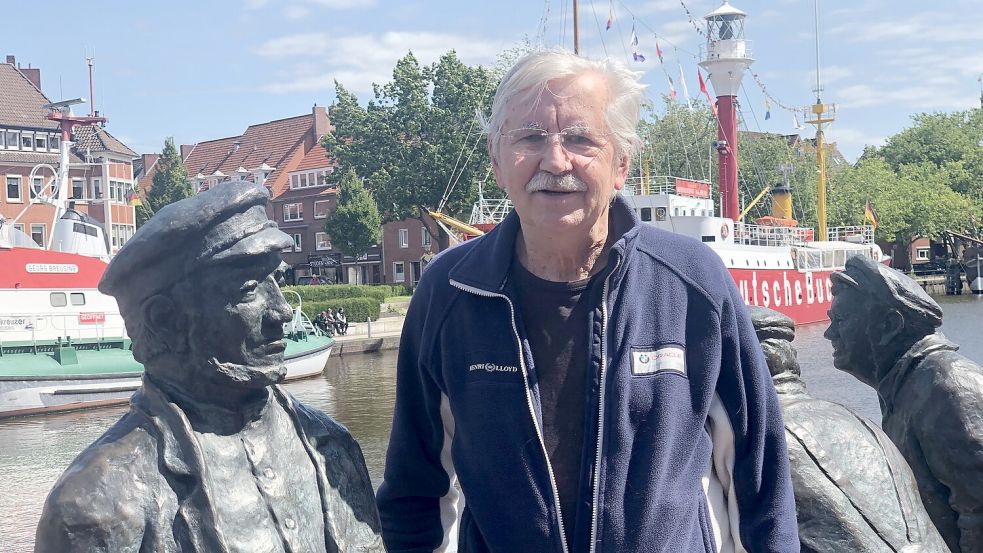 Dietrich Janßen mit den Bronzefiguren der Delftspucker aus dem alten Emden, über die er viel erzählen kann. Foto: H. Müller