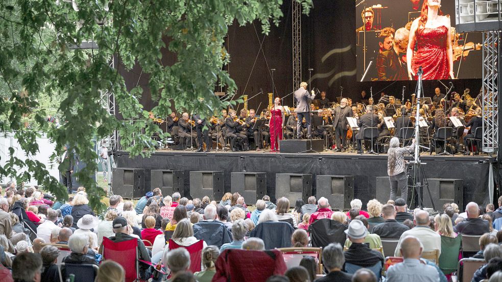 Sommernacht in Bayreuth: Am Vorabend der diesjährigen Bayreuther Festspiele gibt es, umsonst und draußen, ein Konzert mit dem Festspielorchester unter Markus Poschner und Solisten. In diesem Fall singt Sopranistin Daniela Köhler „Summertime“ von George Gershwin. Foto: Daniel Vogl/dpa