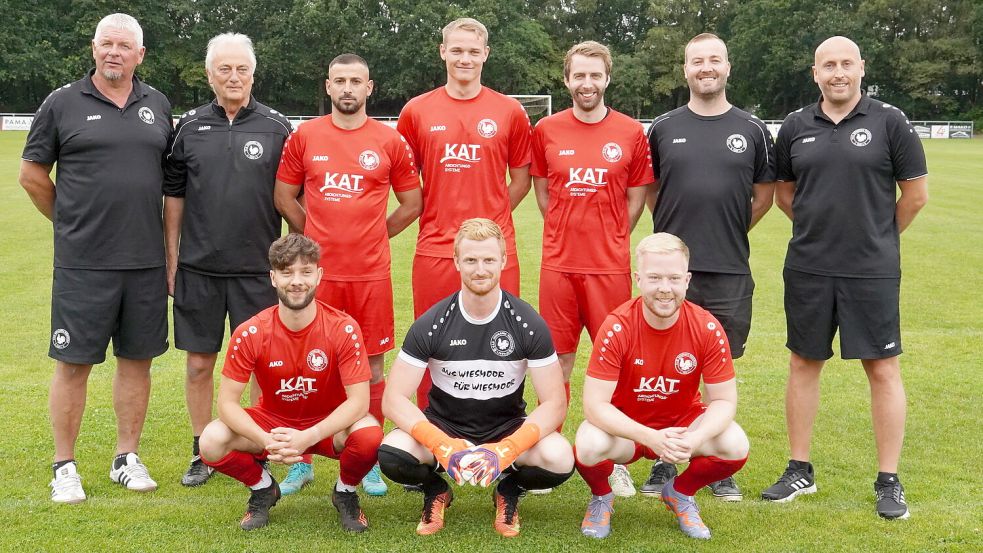 Hintere Reihe, von links nach rechts: Trainer Jürgen Zimmermann sen., Co-Trainer Detlef Nietsch, Eriton Timmerevers, Nils Lammers, René Otto, Daniel Leerhoff (Sportl. Leitung), Mirko Hellmers (Sportl. Leiter). Vordere Reihe, von links nach rechts: Justin Maness, Kevin Oltmanns, Hendrik Rust. Foto: Steenhoff