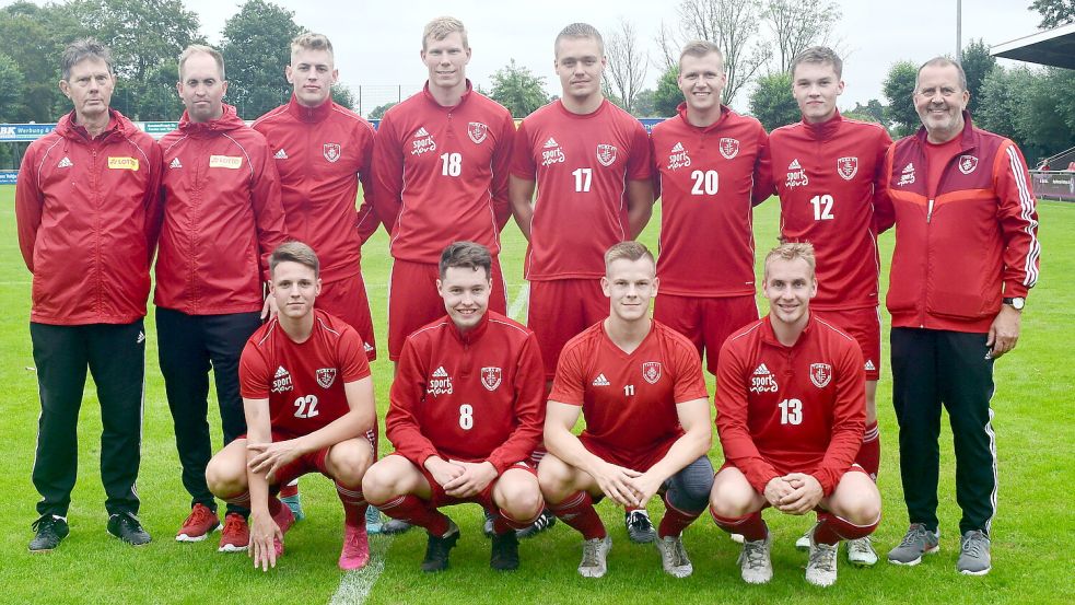 Viele neue Gesichter bei TuRa (stehend von links): Torwarttrainer Harry Drent, Trainer Michael Zuidema, Fabian Wendt, Lenard Buscher, Felix Schütte, Janek de Buhr, Marc Schulte, Co-Trainer Sigurd de Buhr. Vorne von links: Jonas Meyer, Marcel Schulte, Fynn Pruin und Sönke Weßling. Foto: Damm
