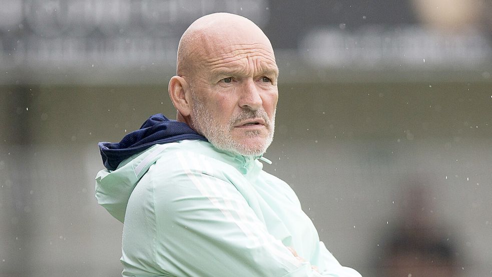 Kickers-Trainer Stefan Emmerling hat einen neuen Testspieler im Training. Archivfoto: Doden/Emden