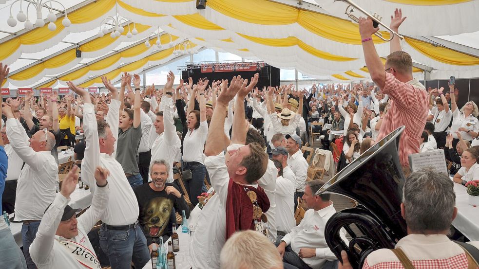 Im Festzelt in Esens herrscht jedes Jahr ausgelassene Stimmung. Foto: Archiv/Ullrich