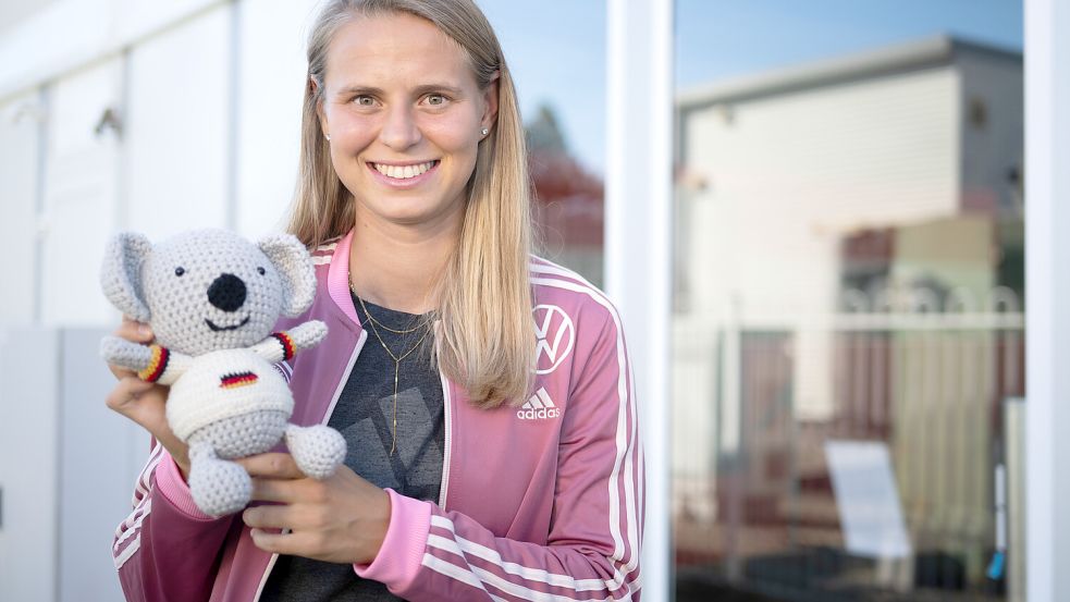 Präsentiert das Maskottchen der DFB-Frauen: Angreiferin Klara Bühl hat „Waru“ erschaffen. Foto: dpa