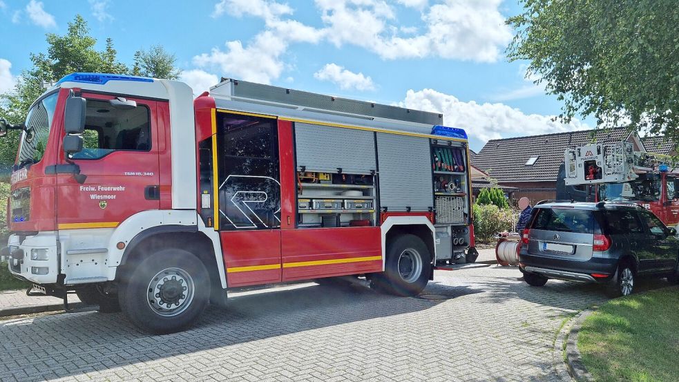 Feuerwehrwagen stehen vor dem Haus in Wiesmoor. Die Einsatzkräfte waren mit sechs Fahrzeugen angerückt. Foto: Jan-Marco Bienhoff