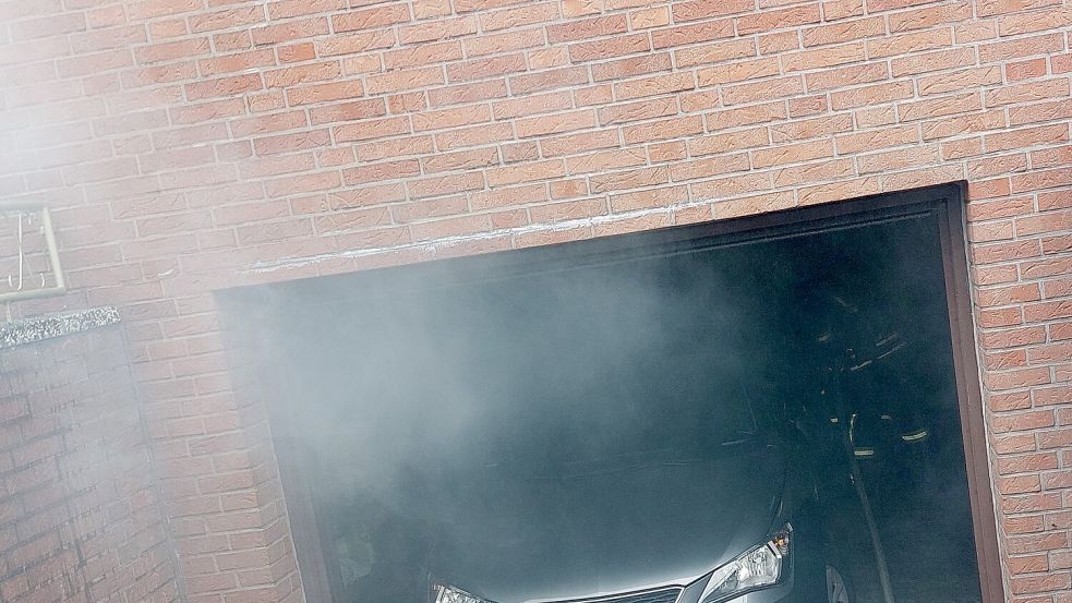 Rauch drang aus der Garage. Foto: Wolters