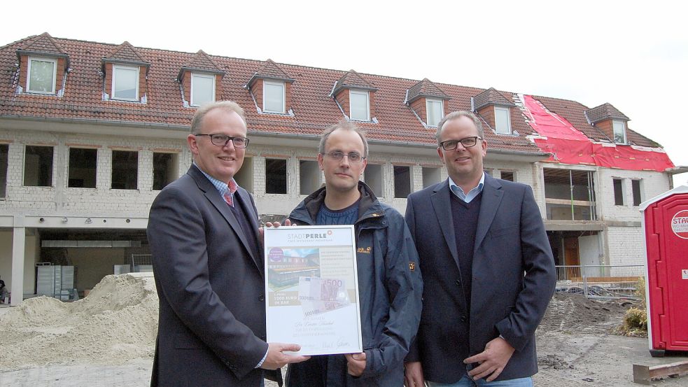 Stolzer Pächter: Vor elf Jahren gab Ewald Maas (links) den Namen der neuen Gaststätte werbewirksam bekannt. Fotos: Archiv