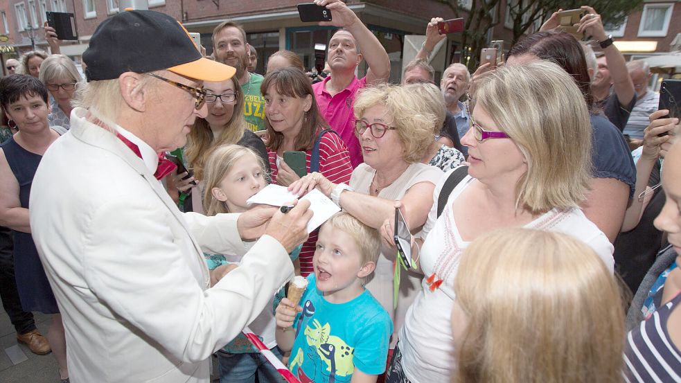 Otto Waalkes nahm sich an seinem 70. Geburtstag in Emden (das war vor fünf Jahren) viel Zeit für seine Fans bei einer Autogrammstunde. Foto: J. Doden/Archiv