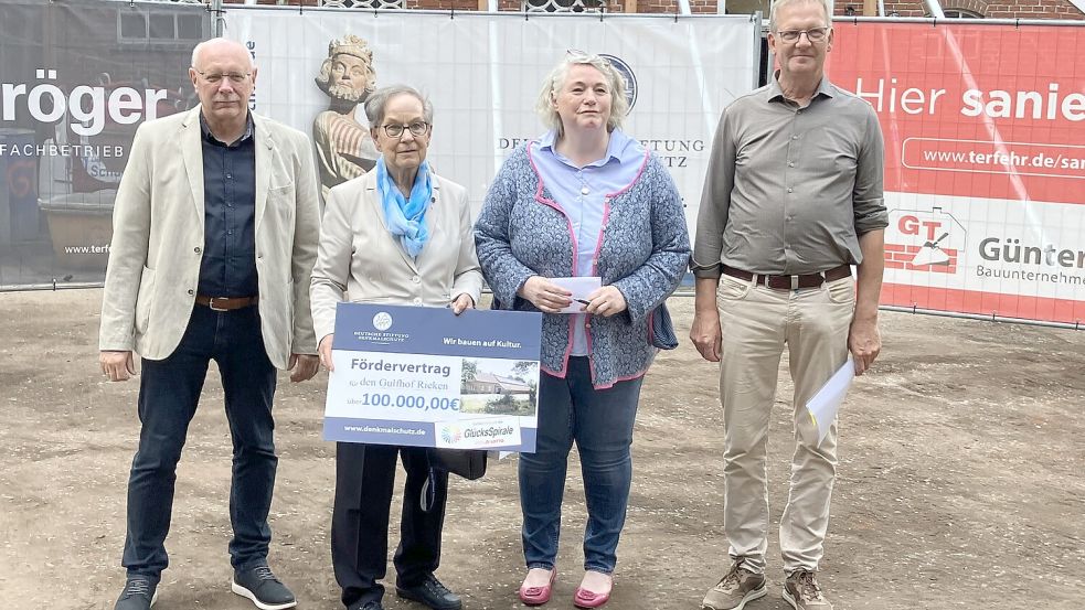 Scheckübergabe auf der Baustelle (von links): Ortsbürgermeister Martin Jürgens, Ortskuratorin Dörte Lossin, Eigentümerin Erika Deeken und Architekt Wilhelm Lienstromberg.