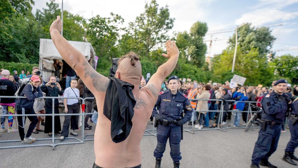 Nach einem Rammstein-Konzert in Wien griffen wütende Fans einen Reporter und seine Kamerafrau an. Schon vor dem Auftritt ist die Stimmung aufgeheizt. Foto: APA/AFP/GEORG HOCHMUTH