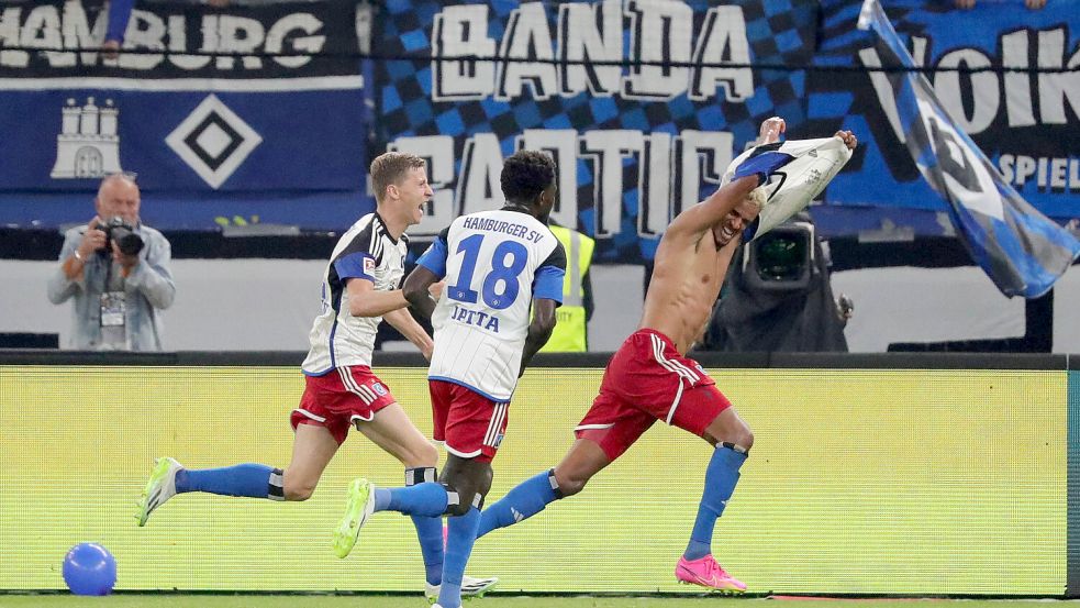 Alle rasten aus. Robert Glatzel hat das 4:3 erzielt und reißt sich im Jubellauf das Trikot vom Leib. Foto: Imago/Nordphoto