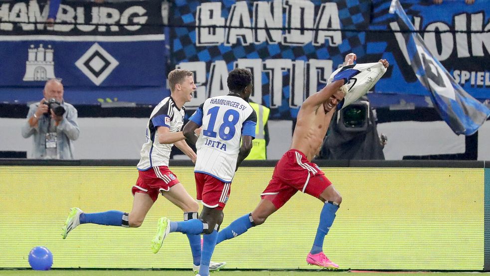 Alle rasten aus. Robert Glatzel hat das 4:3 erzielt und reißt sich im Jubellauf das Trikot vom Leib. Foto: Imago/Nordphoto