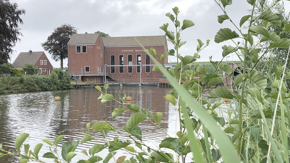 Das Schöpfwerk in Greetsiel wurde 1975 eingeweiht. Foto: Kraft