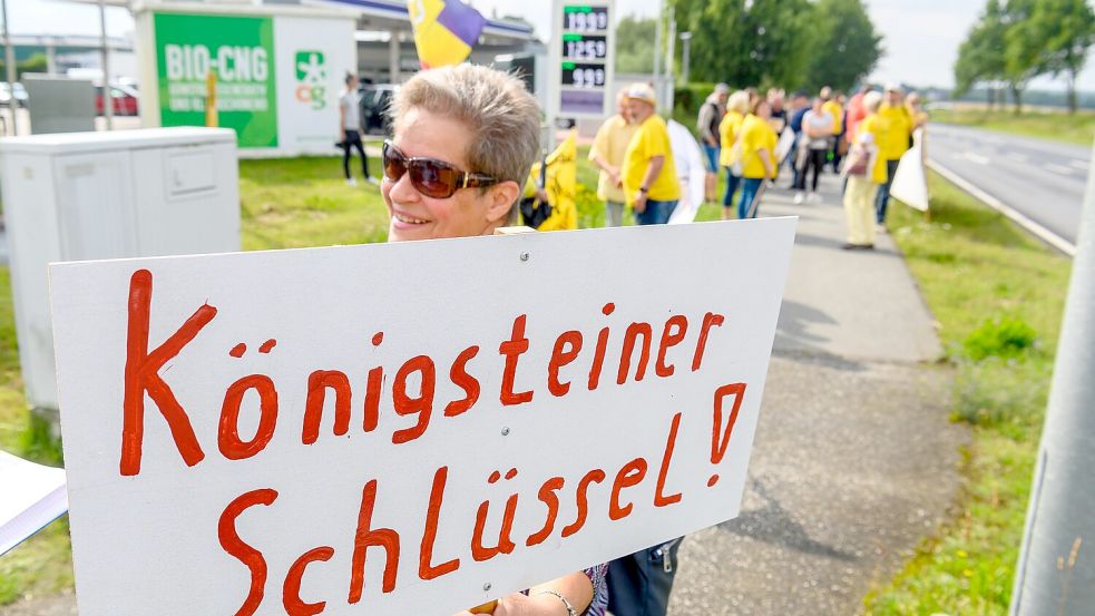 Upahl sagt weiterhin Nein zum Bau einer Flüchtlingsunterkunft. Brigitte Böckmann war unter den Demonstranten am Samstag. Foto: Volker Bohlmann