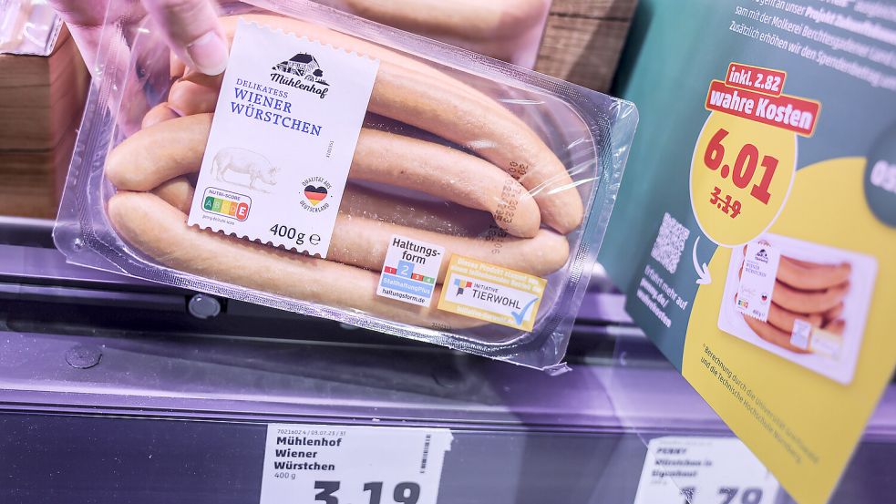 Teurere Würstchen: Eine Woche lang verkauft Penny neun Produkte in seinem Sortiment teurer. Foto: dpa