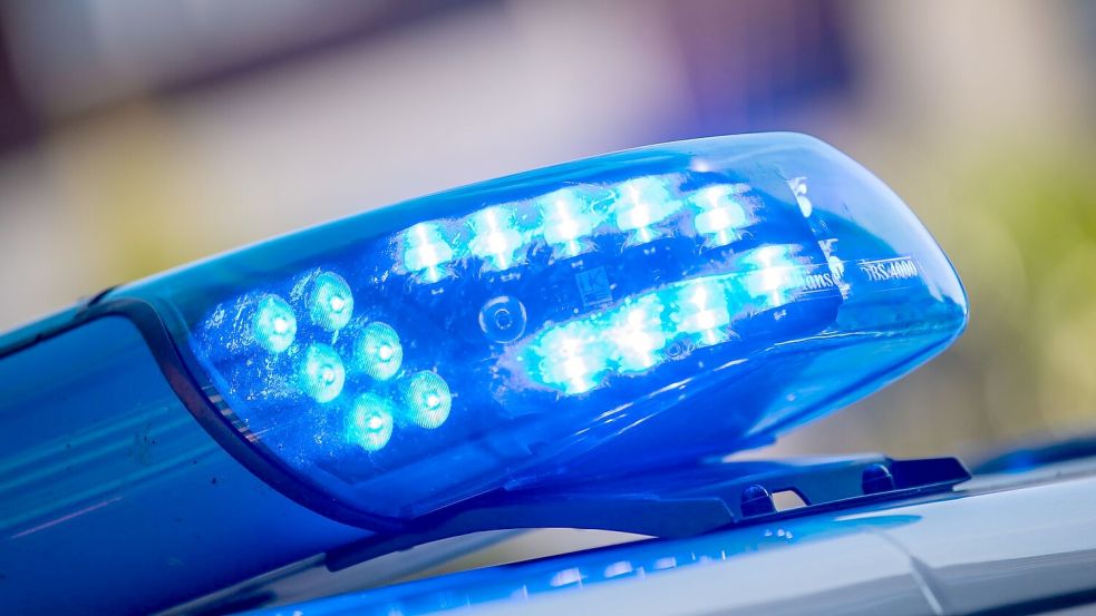 In Funnix ist ein Auto in einer Kurve von der Straße abgekommen und gegen einen Baum geprallt. Die Polizei ist vor Ort. Foto: Lino Mirgeler/dpa