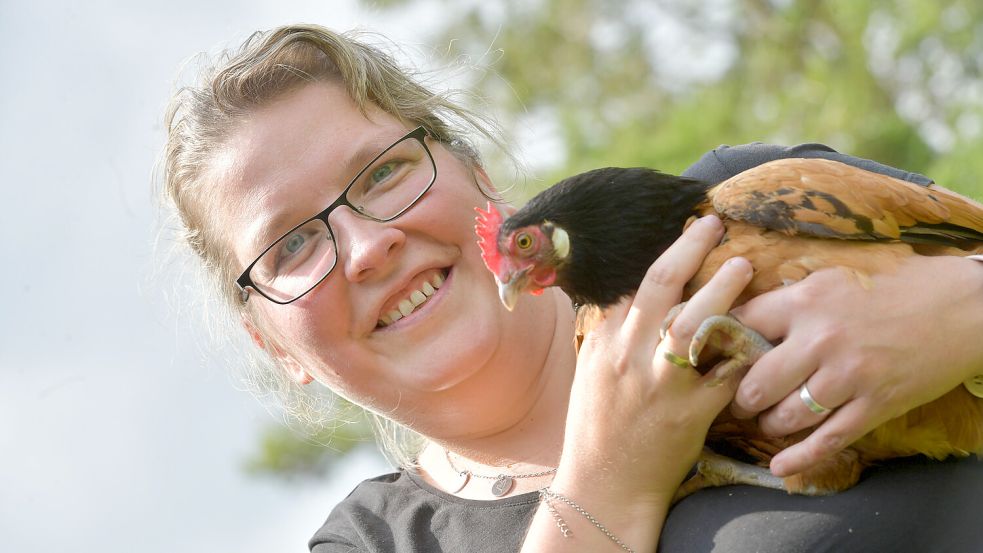 Nadine Janssen läuft an diesem Tag außerhalb der Konkurrenz. Sie hat Huhn Grete mitgebracht – eine Vorwerk-Henne. Sie war als Amme zweier Lakenfelder Küken leihweise zu den Janssens gekommen und ist geblieben. Foto: Ortgies