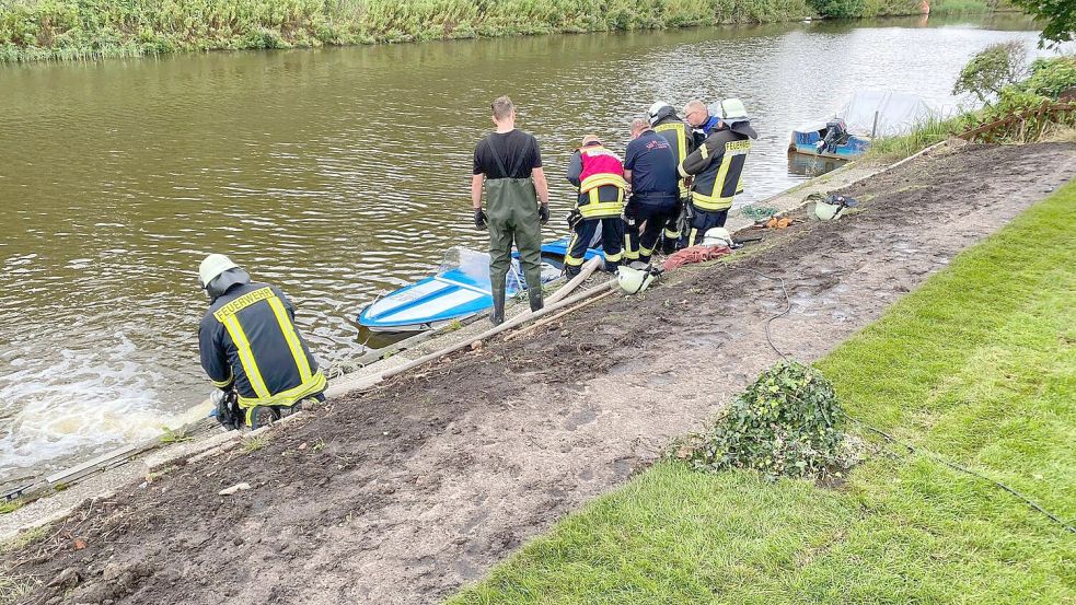 Im Knockster Tief in Hinte ist am Sonntag ein Motorboot gesunken.Foto: Engelbarts-Bremer/Feuerwehr Hinte