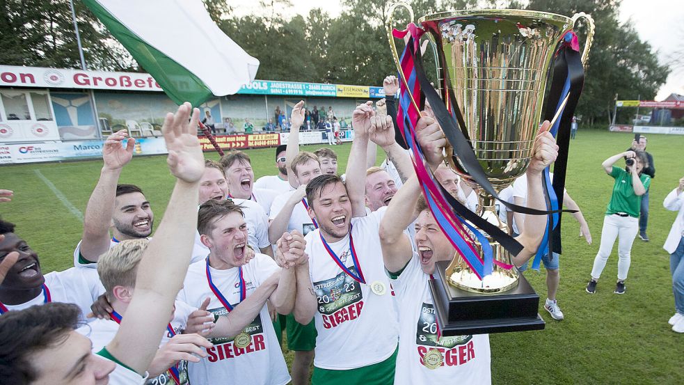 Da ist das Ding: Wallinghausens Kapitän Marvin Dahlke reckte den Siegerpokal in die Höhe. Foto: Doden, Emden